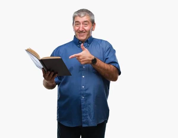 Bello Anziano Insegnante Uomo Leggendo Libro Sfondo Isolato Molto Felice — Foto Stock