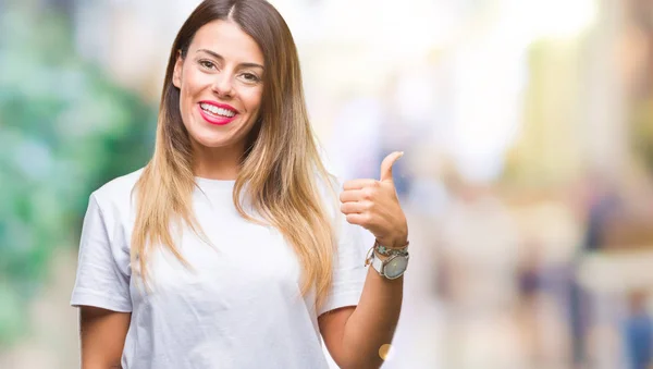 Joven Hermosa Mujer Casual Camiseta Blanca Sobre Fondo Aislado Sonriendo — Foto de Stock