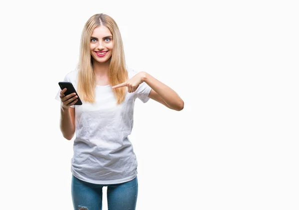 Jonge Mooie Blonde Vrouw Met Smartphone Geïsoleerde Achtergrond Met Verrassing — Stockfoto