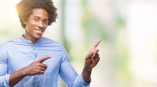 Afro Amerikansk Man Över Isolerade Bakgrund Leende Och Tittar Kameran — Stockfoto