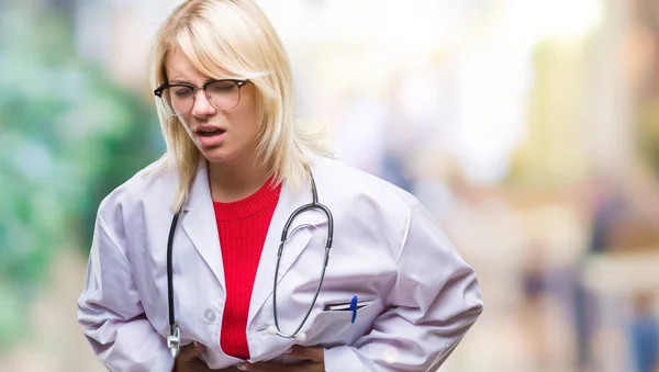 Jonge Mooie Blonde Dokter Vrouw Medische Uniform Dragen Geïsoleerd Achtergrond — Stockfoto