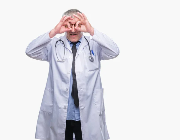 Hombre Guapo Médico Senior Sobre Fondo Aislado Haciendo Buen Gesto — Foto de Stock