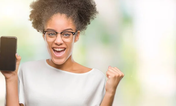 Young Beautiful Afro American Showing Smartphone Screen Isolated Background Screaming — Stock Photo, Image