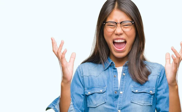 Zole Arka Plan Kutlama Üzerinde Kızgın Çılgın Gözlüklü Genç Asyalı — Stok fotoğraf