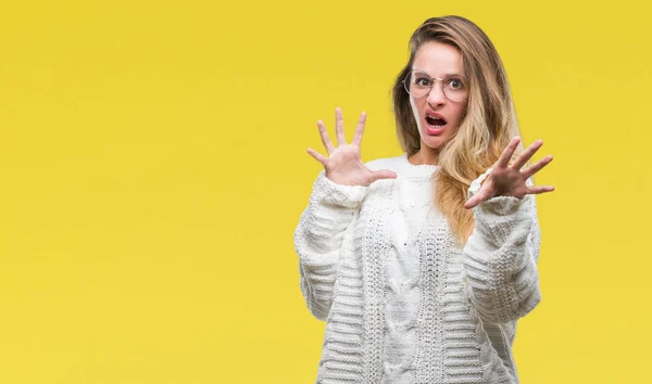 Giovane Bella Donna Bionda Indossa Maglione Invernale Occhiali Sole Sfondo — Foto Stock