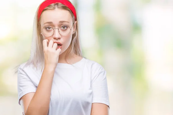 Mulher Loira Jovem Usando Óculos Sobre Fundo Isolado Olhando Estressado — Fotografia de Stock