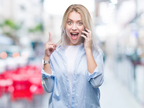 Junge Blonde Frau Spricht Mit Smarpthone Über Isolierten Hintergrund Überrascht — Stockfoto