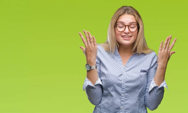 Joven Mujer Negocios Caucásica Con Gafas Sobre Fondo Aislado Celebrando —  Fotos de Stock