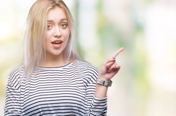 Mujer Rubia Joven Sobre Fondo Aislado Con Una Gran Sonrisa —  Fotos de Stock