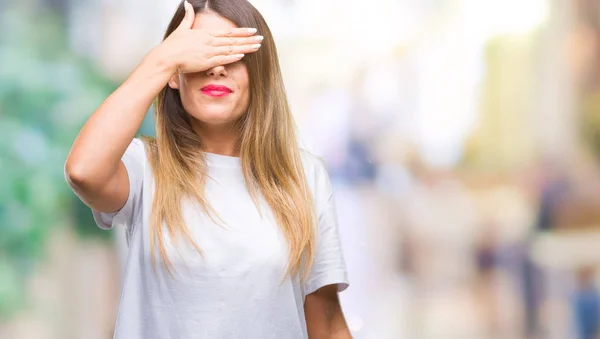 Jovem Bela Mulher Casual Camiseta Branca Sobre Fundo Isolado Sorrindo — Fotografia de Stock