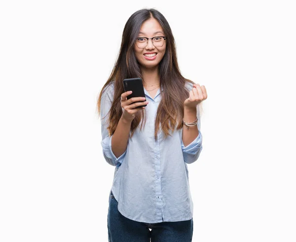 年轻的亚洲妇女使用智能手机和微笑的相机 — 图库照片