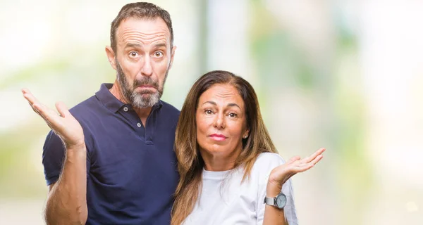 Middelbare Leeftijd Hispanic Casual Paar Geïsoleerde Achtergrond Clueless Verward Expressie — Stockfoto