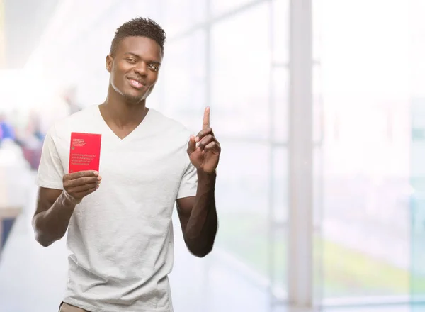 Joven Afroamericano Portador Pasaporte Suiza Sorprendido Con Una Idea Pregunta —  Fotos de Stock