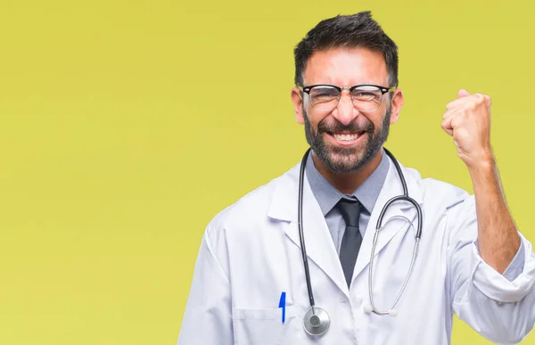 Erwachsener Hispanischer Arzt Mann Mit Isoliertem Hintergrund Wütend Und Wütend — Stockfoto
