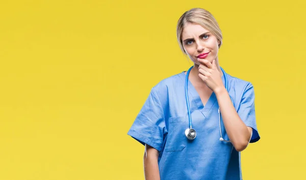 Jonge Mooie Blonde Dokter Chirurg Verpleegkundige Vrouw Geïsoleerde Achtergrond Zoek — Stockfoto