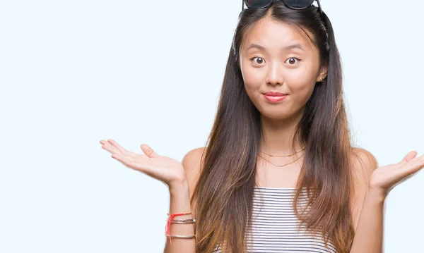 Jonge Aziatische Vrouw Met Opgeheven Armen — Stockfoto