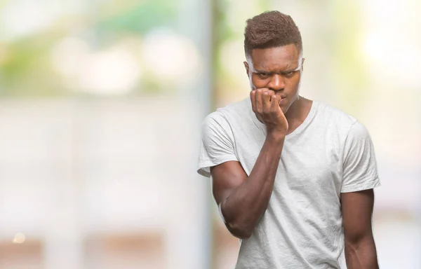 Jonge Afro Amerikaanse Man Geïsoleerde Achtergrond Zoek Gestresst Nerveus Met — Stockfoto
