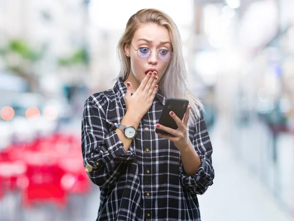 Giovane Donna Bionda Che Invia Messaggi Testo Utilizzando Smartphone Sfondo — Foto Stock