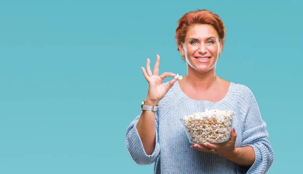 Attraktive Ältere Kaukasische Rothaarige Isst Popcorn Vor Isoliertem Hintergrund Mit — Stockfoto