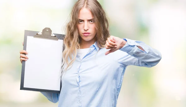 Mooie Jonge Blonde Zakenvrouw Klembord Houdt Geïsoleerd Achtergrond Met Een — Stockfoto