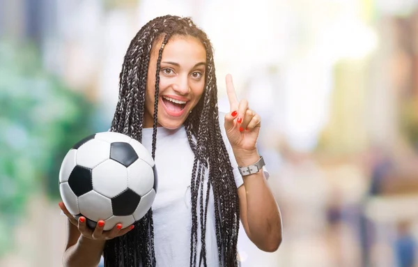 Genç Örgülü Saç Afro Amerikan Kız Holding Futbol Izole Arka — Stok fotoğraf