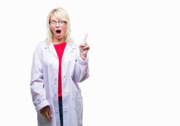 Young Beautiful Blonde Professional Woman Wearing White Coat Isolated Background — Stock Photo, Image