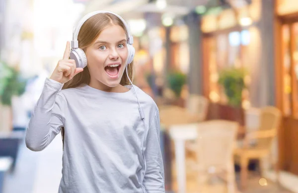 Joven Hermosa Chica Que Usa Auriculares Escuchando Música Sobre Fondo — Foto de Stock