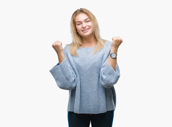 年轻的白种女人穿着冬季毛衣在孤立的背景庆祝惊讶和惊讶的成功与双臂抬起和睁开眼睛 获奖者概念 — 图库照片