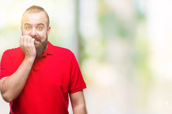 年轻的高加索嬉皮士男子穿着红色衬衫在孤立的背景看起来紧张和紧张的手在嘴咬指甲 焦虑问题 — 图库照片