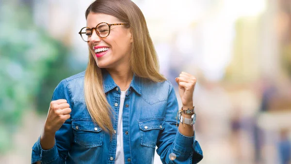 Jonge Mooie Vrouw Het Dragen Van Een Bril Geïsoleerd Achtergrond — Stockfoto