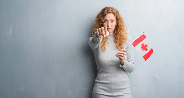 Junge Rothaarige Frau Über Der Grauen Grunge Wand Mit Kanada — Stockfoto