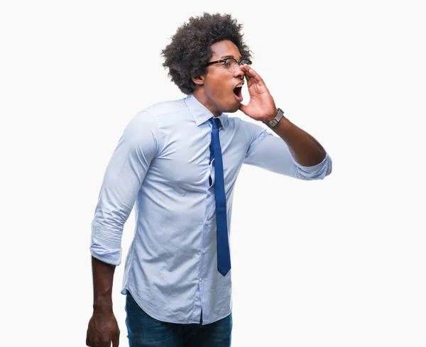 Hombre Negocios Afroamericano Con Gafas Sobre Fondo Aislado Gritando Fuerte —  Fotos de Stock