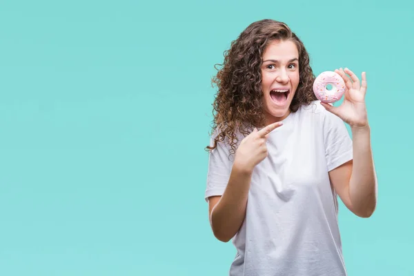 非常に幸せな手と指で指している分離の背景にドーナツを食べる若いブルネットの少女 — ストック写真