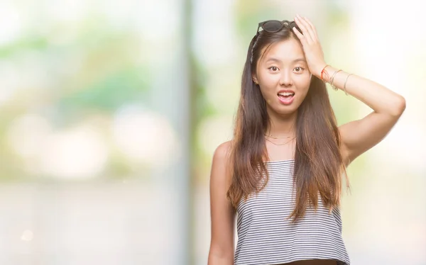 サングラス頭に手と驚かれる分離の背景の上の若いアジア女性 — ストック写真