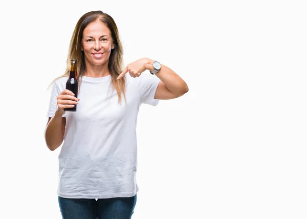 Medioevo Donna Ispanica Bere Birra Sfondo Isolato Con Faccia Sorpresa — Foto Stock