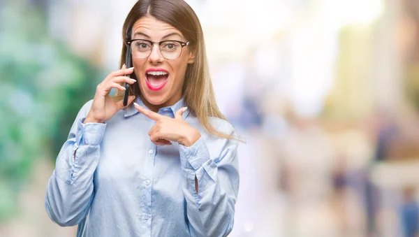 Jonge Mooie Zakelijke Vrouw Sprekende Bellen Smartphone Geïsoleerde Achtergrond Erg — Stockfoto