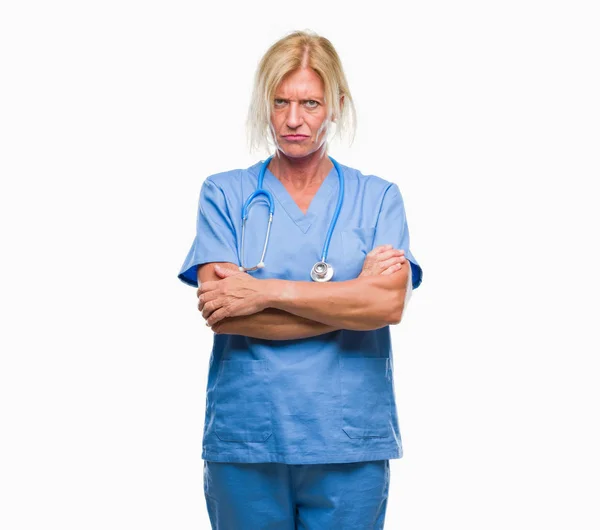 Middelbare Leeftijd Blonde Verpleegkundige Chirurg Dokter Vrouw Geïsoleerde Achtergrond Scepticus — Stockfoto