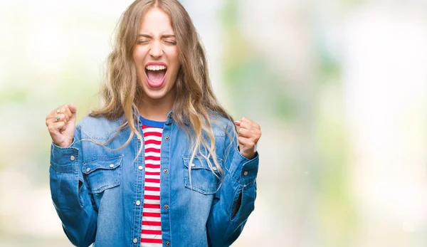 Bella Giovane Donna Bionda Sfondo Isolato Eccitato Successo Con Braccia — Foto Stock