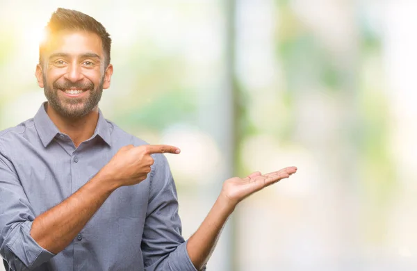 Uomo Ispanico Adulto Sfondo Isolato Stupito Sorridente Alla Fotocamera Mentre — Foto Stock