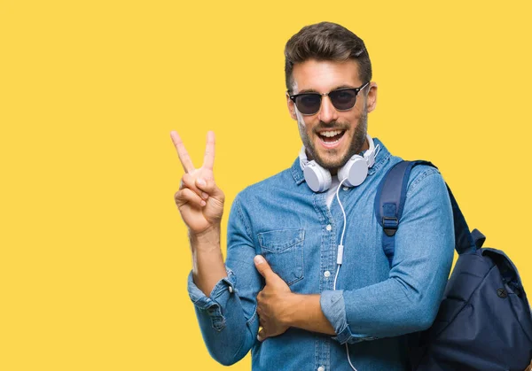 Mladý Pohledný Turistický Muž Nosit Sluchátka Batoh Izolované Pozadí Usmívající — Stock fotografie