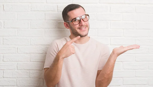 Jovem Caucasiano Sobre Parede Tijolo Branco Usando Óculos Muito Feliz — Fotografia de Stock