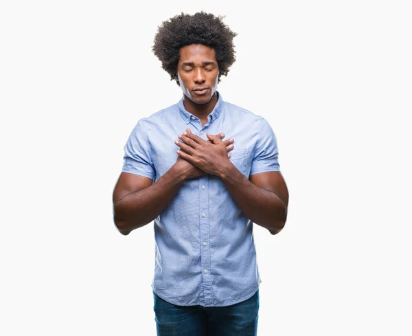 非裔美国人在孤立的背景下微笑着双手在胸前闭上眼睛和感激的姿态在脸上 健康理念 — 图库照片