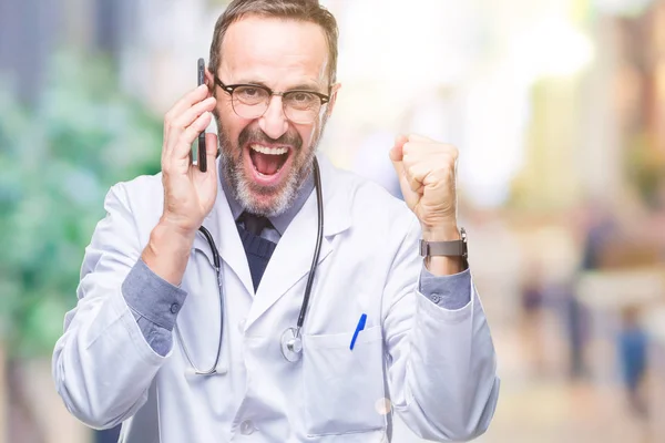 Hombre Médico Mediana Edad Hoary Senior Hablando Teléfono Inteligente Sobre — Foto de Stock