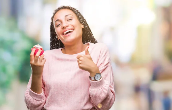 Fiatal Afroamerikai Lány Eszik Cupcake Elszigetelt Háttér Boldog Ezzel Rendben — Stock Fotó