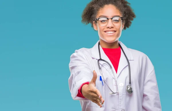 Junge Afroamerikanische Ärztin Mit Isoliertem Hintergrund Freundlich Lächelnd Und Handschlag — Stockfoto