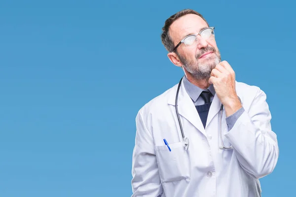 Hombre Médico Mediana Edad Con Uniforme Médico Aislado Con Mano —  Fotos de Stock