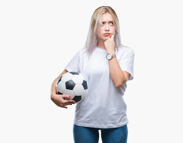 Junge Blonde Frau Hält Fußballball Über Isoliertem Hintergrund Ernstes Gesicht — Stockfoto