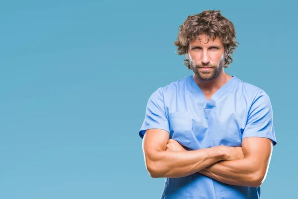 Guapo Médico Cirujano Hispano Sobre Fondo Aislado Escéptico Nervioso Desaprobando — Foto de Stock