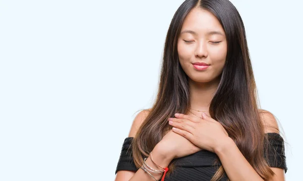 Joven Mujer Asiática Sonriendo Con Las Manos Pecho — Foto de Stock