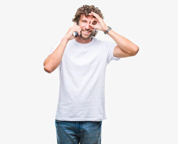 Bello Ispanico Uomo Modello Parlando Smartphone Sfondo Isolato Con Volto — Foto Stock